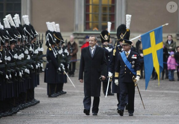 Victoria de Suède a fait son arrivée dans les Emirats Arabes Unis le 17 janvier 2011, pour une visite de trois jours sur place, sans son époux le prince Daniel. Pendant ce temps, en Suède, ses parents recevaient le couple présidentiel estonien.