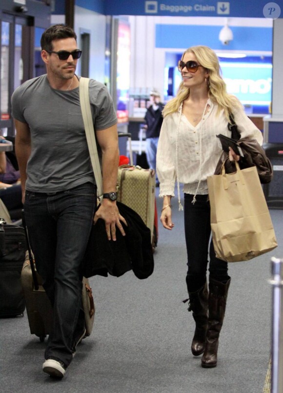 Eddie Cibrian et LeAnn Rhimes à l'aéroport de Burbank, Los Angeles, le 19 janvier 2011.