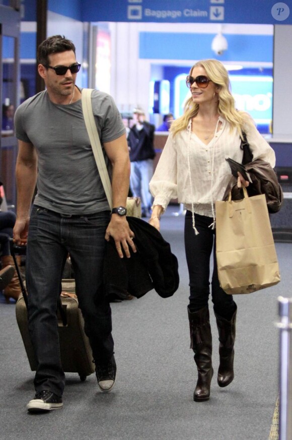 Eddie Cibrian et LeAnn Rhimes à l'aéroport de Burbank, Los Angeles, le 19 janvier 2011.
