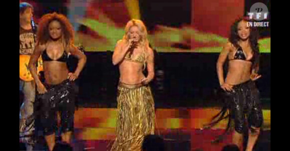 Shakira se produit sur la scène des NRJ Music Awards 2011, en ouverture de la cérémonie.