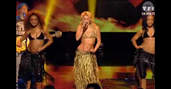 Shakira se produit sur la scène des NRJ Music Awards 2011, en ouverture de la cérémonie.