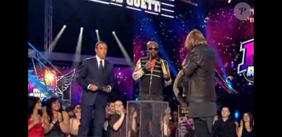 Un NRJ Music Award d'honneur et un DVD de platine sont remis à David Guetta pour l'ensemble de son oeuvre à travers la planète des mains des Black Eyed Peas.