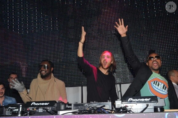 David Guetta entouré de Will.i.am et Apl.de.ap des Black Eyed Peas durant l'after-party des NRJ Music Awards 2011 au  Palm Beach de Cannes le 22 janvier 2011