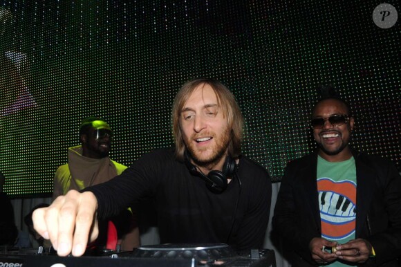 David Guetta entouré de Will.i.am et Apl.de.ap des Black Eyed Peas durant l'after-party des NRJ Music Awards 2011 au  Palm Beach de Cannes le 22 janvier 2011