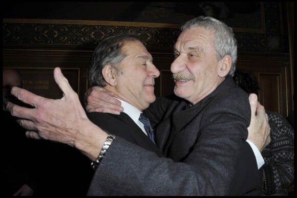 Paolo Conte, accompagné par son épouse, a reçu des mains de l'adjoint à la Mairie de Paris C. Girard la médaille de la Ville, le 25 janvier 2011. A cette occasion, il a pu rencontrer son ami Pierre Santini, qui chante son oeuvre en français.