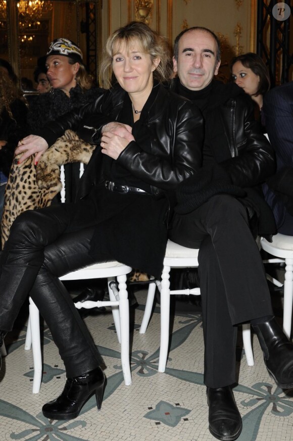 Philippe Harel et sa femme Sylvie Bourgeois au défilé Haute Couture de Dany Atrache durant la Fashion Week parisienne, le 26 janvier 2011.