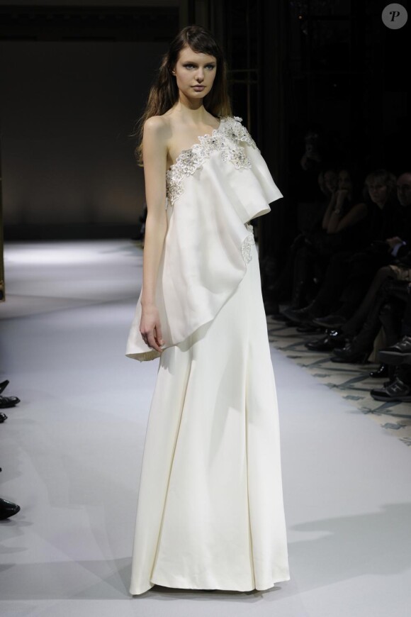 Le défilé Haute Couture printemps-été 2011 de Dany Atrache lors de la Fashion Week parisienne, le 26 janvier 2011.