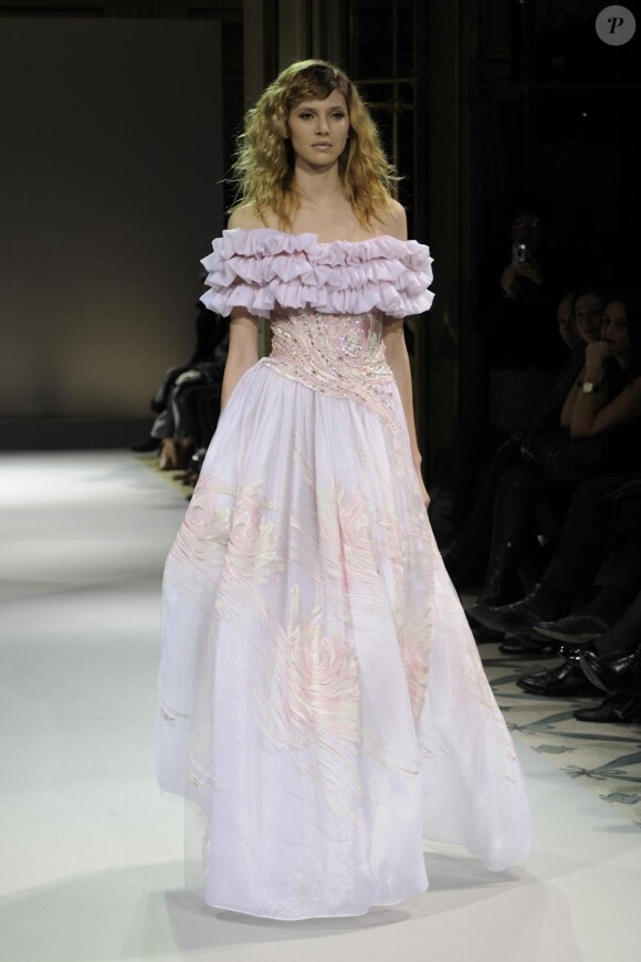Le défilé Haute Couture printemps-été 2011 de Dany Atrache lors de la Fashion Week parisienne, le 26 janvier 2011.