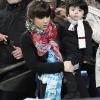 Giannina Maradona et son fils Benjamin, regardent leur père et mari El Kun Aguero, lors d'un match de la Copa del Rey, Atletico Madrid contre le Real, le 13 janvier 2011