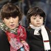 Giannina Maradona et son fils Benjamin, regardent leur père et mari El Kun Aguero, lors d'un match de la Copa del Rey, Atletico Madrid contre le Real, le 13 janvier 2011