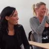 Diana et Amélie sont prises d'un fou rire durant un cours d'anglais dans Les Anges de la télé-réalité