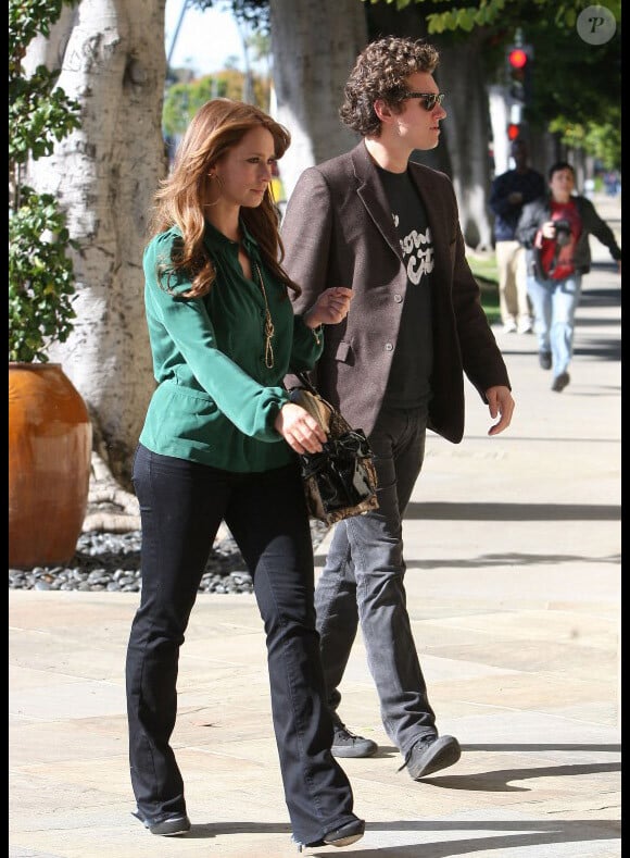 Jennifer Love Hewitt se promène à Beverly Hills avec son compagnon Alex Beh le 13 janvier 2011