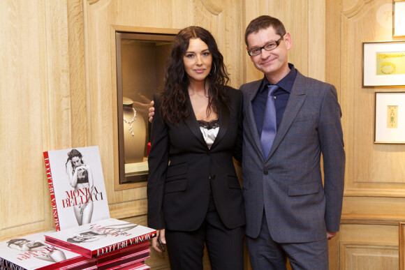 Monica Bellucci et Cyrille Vigneron à la boutique Cartier de la rue François Ier pour la dédicace de son livre, le 26 janvier 2011