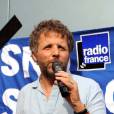 Stéphane Guillon manifeste devant Radio France, le 1er juillet 2010