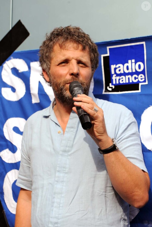 Stéphane Guillon manifeste devant Radio France, le 1er juillet 2010