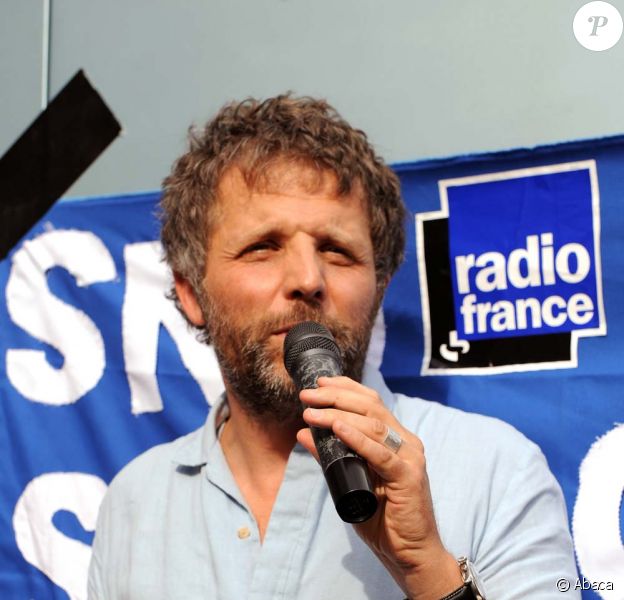 Stéphane Guillon manifeste devant Radio France, le 1er juillet 2010