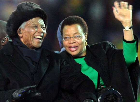 Nelson Mandela et sa femme Graca Machel, cérémonie de clôture de la Coupe du monde à Johannesburg, le 11 juillet 2010