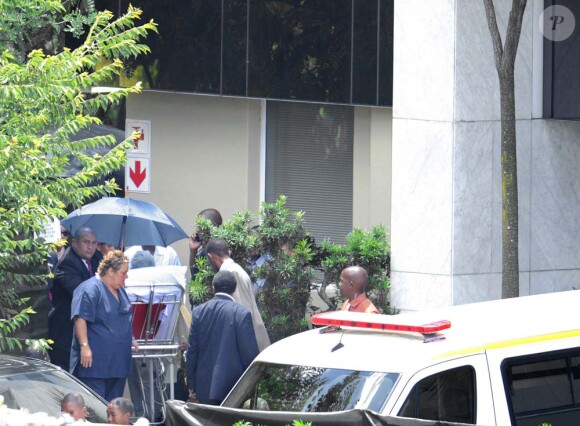 Nelson Mandela quitte la clinique de Milpark et retrouve son domicile, à Johannesburg, le 28 janvier 2011