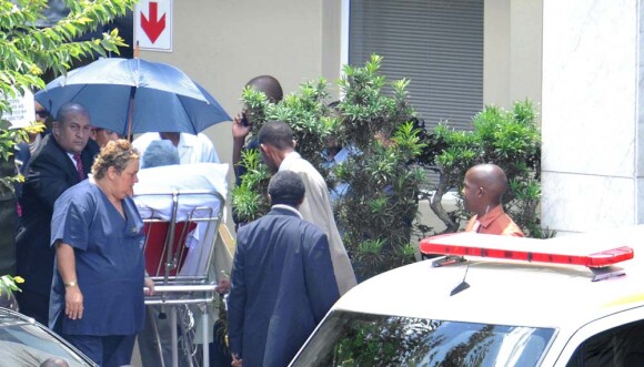 Nelson Mandela quitte la clinique de Milpark et retrouve son domicile, à Johannesburg, le 28 janvier 2011