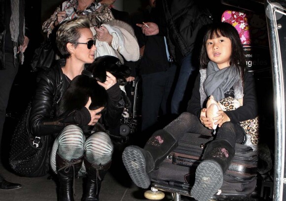Johnny Hallyday, Laeticia, leurs filles et mamy-rock arrivent à Los Angeles, le 11 janvier 2011