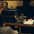 Des images de travail en studio avec sa dream team dont font partie Matthieu Chedid et Maxim Nucci composent le clip de Jamais seul, premier extrait du nouvel album du rockeur à paraître le 28 mars 2011 !