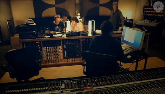 Des images de travail en studio avec sa dream team dont font partie Matthieu Chedid et Maxim Nucci composent le clip de Jamais seul, premier extrait du nouvel album du rockeur à paraître le 28 mars 2011 !
