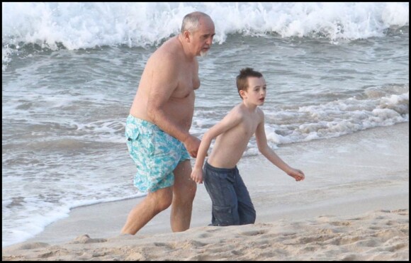 Peter Gabriel profite de la douceur de Saint-Barthélemy et de ses eaux turquoises avec son fils Isaac, 9 ans, le 17 janvier 2010.