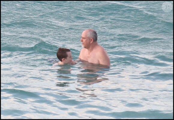 Peter Gabriel profite de la douceur de Saint-Barthélemy et de ses eaux turquoises avec son fils Isaac, 9 ans, le 17 janvier 2010.