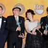 Anthony Andrews, Geoffrey Rush, Helena Bonham Carter et Colin Firth, gagnants d'un Screen Actors Guild Awards à Los Angeles le 30 janvier 2011