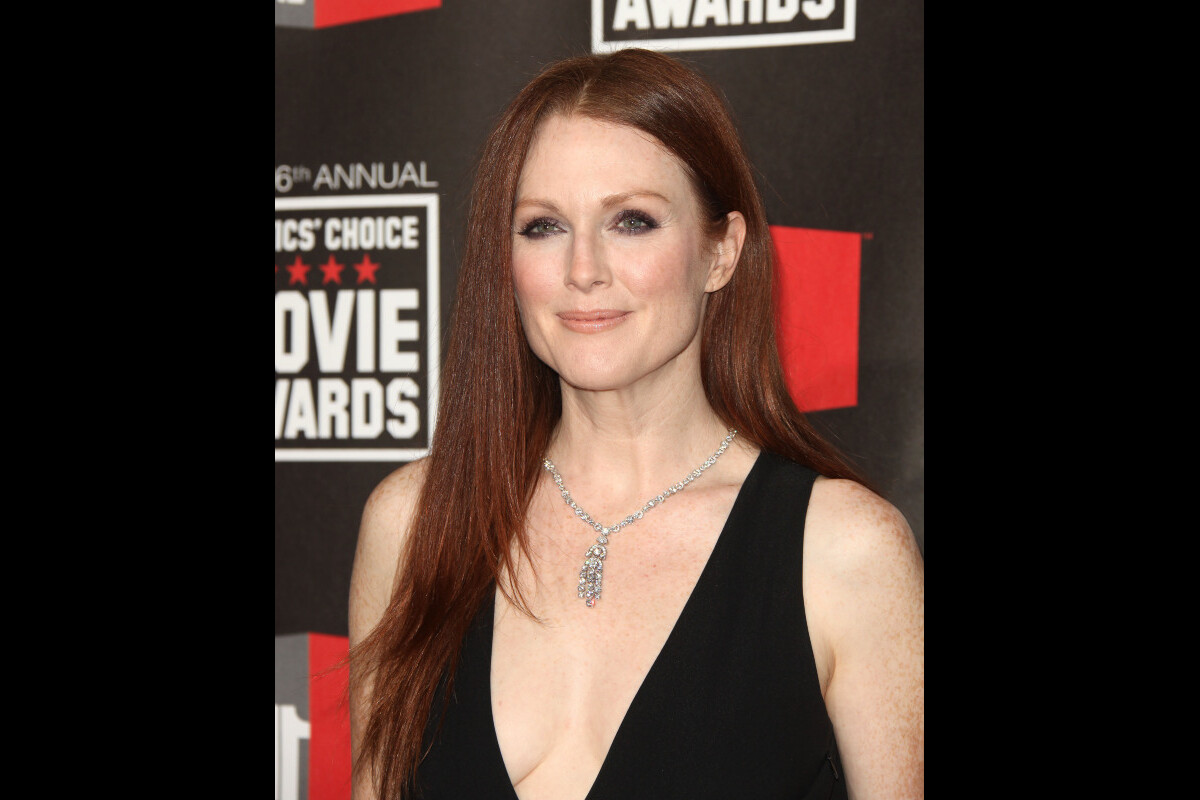 Julianne Moore : A 50 ans, elle pique la place de Linda Evangelista ! -  Purepeople