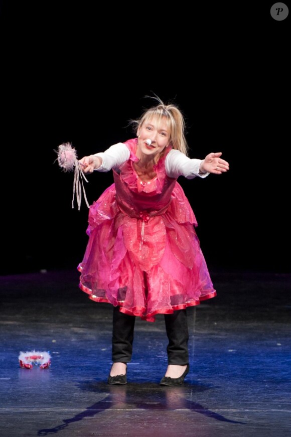 Audrey Lamy sur scène, dans son spectacle Dernières avant Vegas, au Palais des Glaces. 2 février 2011