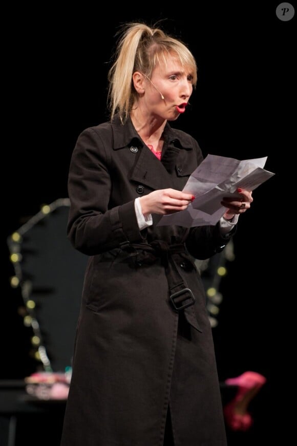 Audrey Lamy sur scène, dans son spectacle Dernières avant Vegas, au Palais des Glaces. 2 février 2011