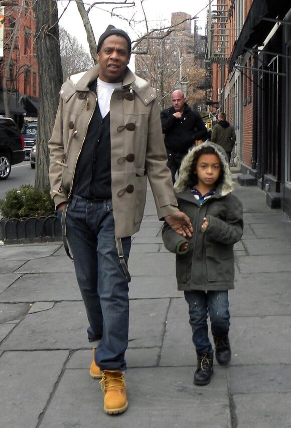 Jay-Z et son neveu Daniel, le fils de Solange Knowles, font du shopping dans Greenwich Village, le 15 janvier 2011