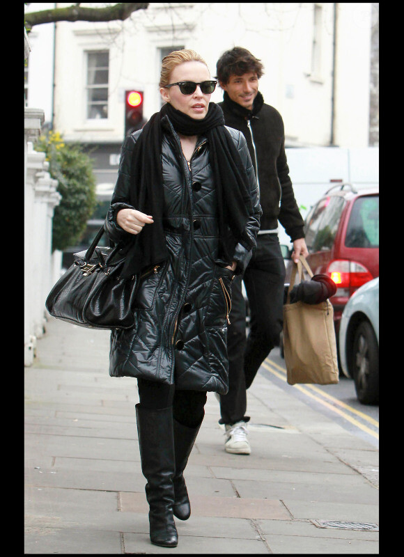 Kylie Minogue et Andres Velencoso à la sortie de son domicile londonien le 2 février 2011.