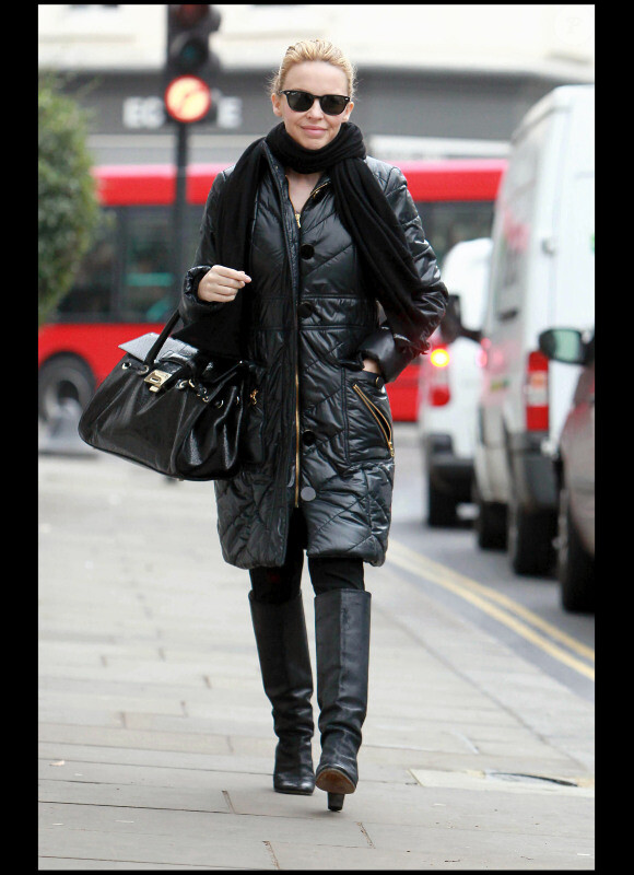 Kylie Minogue à la sortie de son domicile londonien le 2 février 2011.