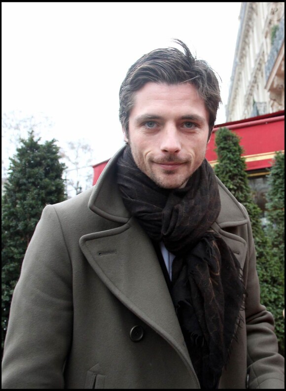 Raphaël Personnaz, lors de son arrivée au Fouquet's, sur les Champs-Elysées, à Paris, pour le déjeuner des nominés des César 2011, le 5 février 2011.