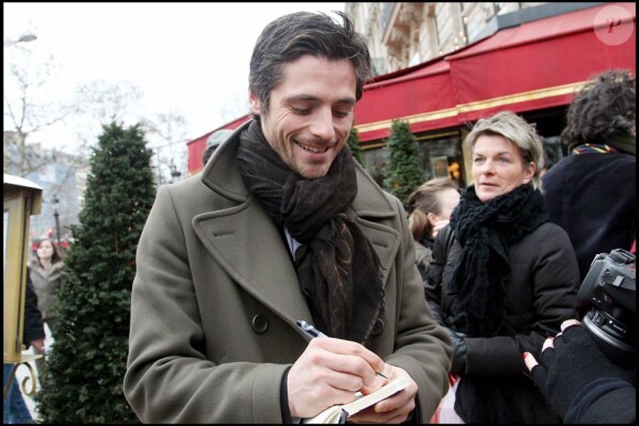 Raphaël Personnaz, lors de son arrivée au Fouquet's, sur les Champs-Elysées, à Paris, pour le déjeuner des nominés des César 2011, le 5 février 2011.