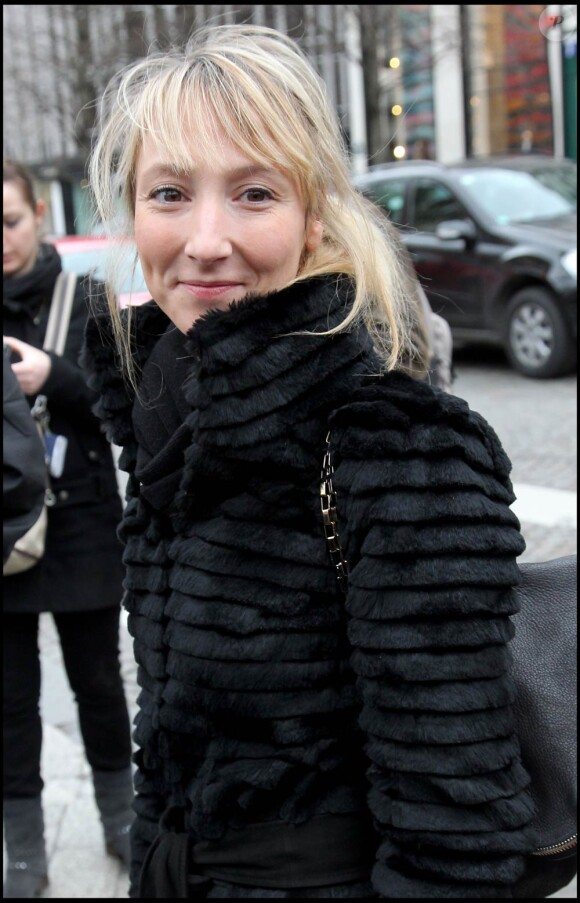 Audrey Lamy, lors de son arrivée au Fouquet's, sur les Champs-Elysées, à Paris, pour le déjeuner des nominés des César 2011, le 5 février 2011.