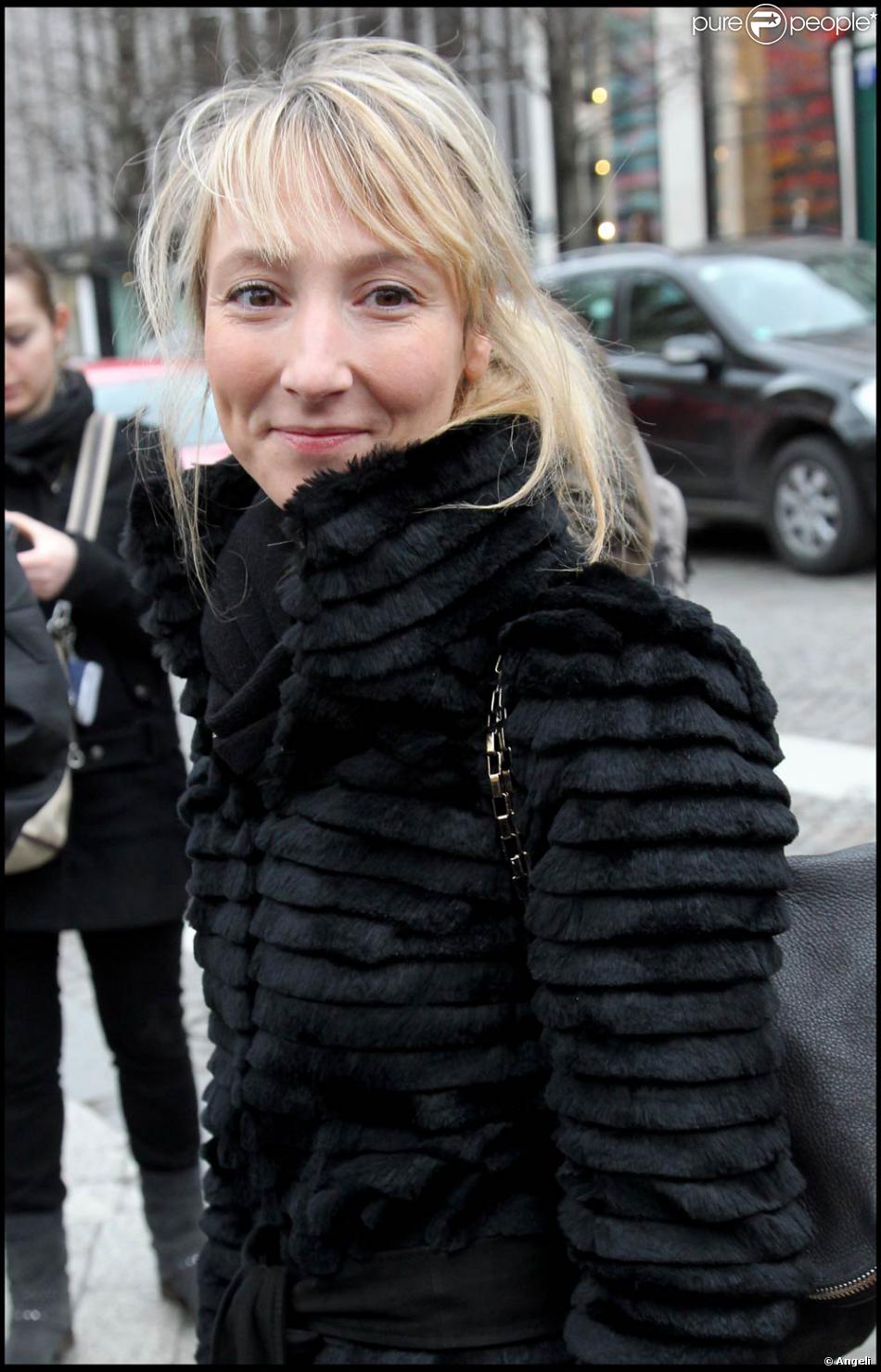 Audrey Lamy, lors de son arrivée au Fouquet's, sur les Champs-Elysées, à Paris, pour le déjeuner ...