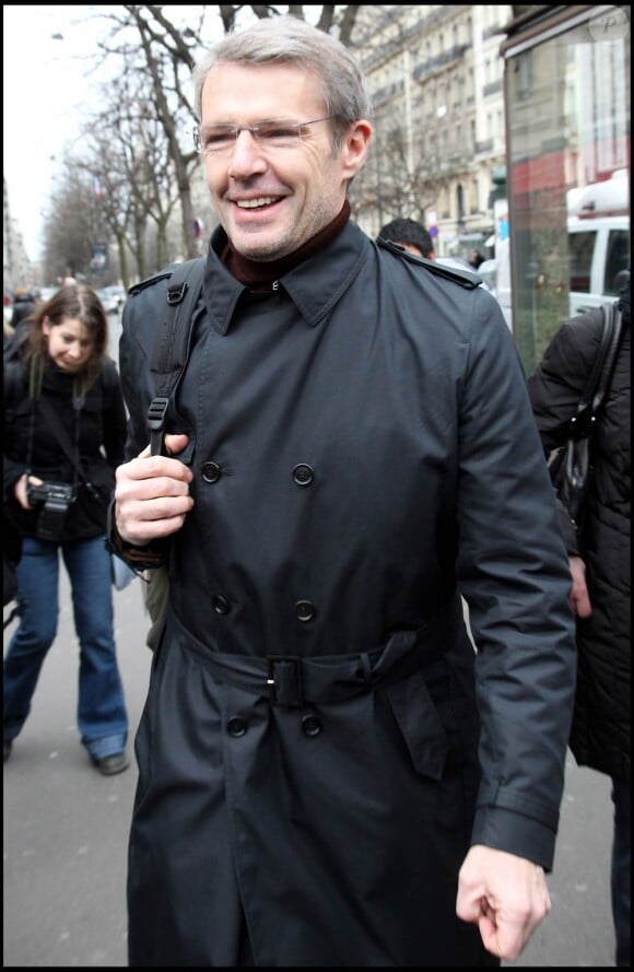 Lambert Wilson, lors de son arrivée au Fouquet's, sur les Champs-Elysées, à Paris, pour le déjeuner des nominés des César 2011, le 5 février 2011.