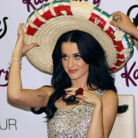 Quand la sexy Katy Perry se prend pour Luis Mariano...