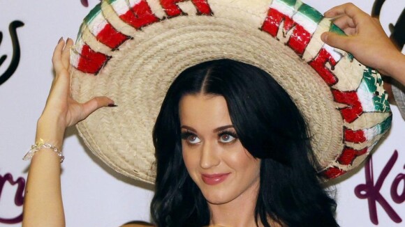 Quand la sexy Katy Perry se prend pour Luis Mariano...