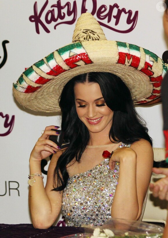 Katy Perry donne une conférence de presse à Mexico (Mexique) à  l'occasion de la sortie de son parfum Purr, samedi 5 février, puis  rencontre ses fans locaux pour une séance de dédicaces.