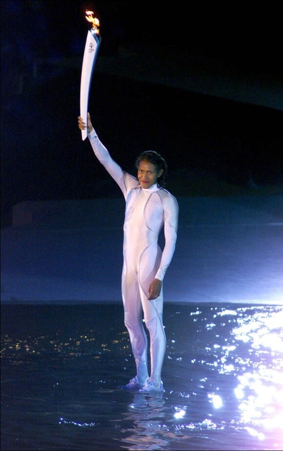 Cathy Freeman avec la flamme olympique en 2000