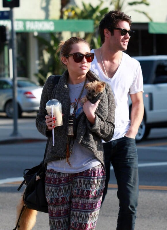 Miley Cyrus, son nouveau chéri Josh Bowman et son petit chien dans les rues de Los Angeles, le 8 février 2011