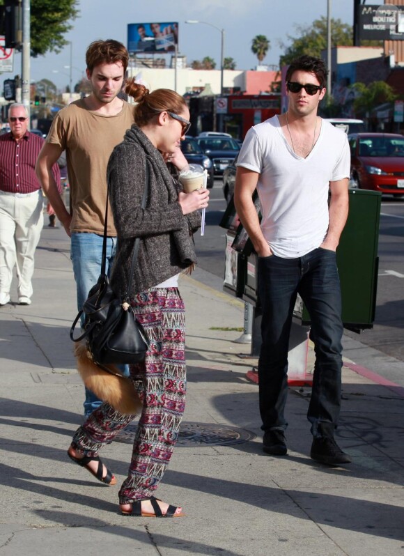 Miley Cyrus, son nouveau chéri Josh Bowman et son petit chien dans les rues de Los Angeles, le 8 février 2011