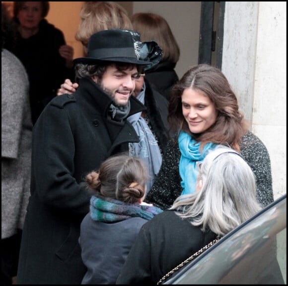 Matthieu Chedid aux obsèques de sa grand-mère Andrée, le 9 février 2011, à Paris. Sa fille Billie est à ses côtés.