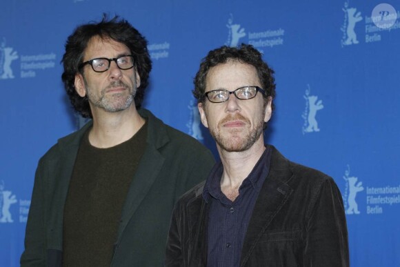 Joel et Ethan Coen lors du photocall de True Grit, à Berlin, qui ouvrira ce soir la 61e Berlinale, le 10 février 2011.