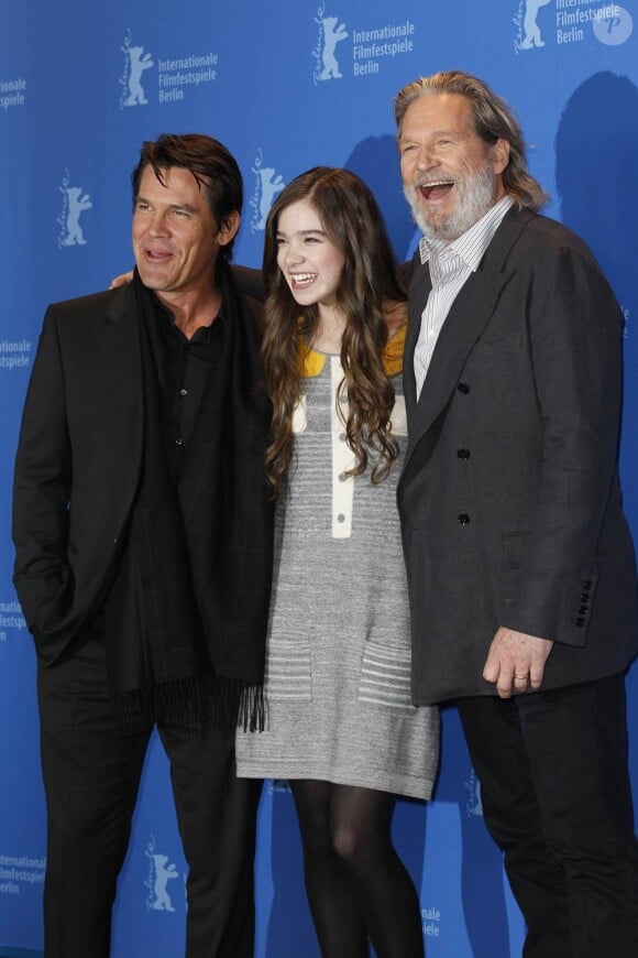 Josh Brolin, Hailee Steinfeld et Jeff Bridges lors du photocall de True Grit, à Berlin, qui ouvrira ce soir la 61e Berlinale, le 10 février 2011.