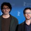 Joel et Ethan Coen lors du photocall de True Grit, à Berlin, qui ouvrira ce soir la 61e Berlinale, le 10 février 2011.